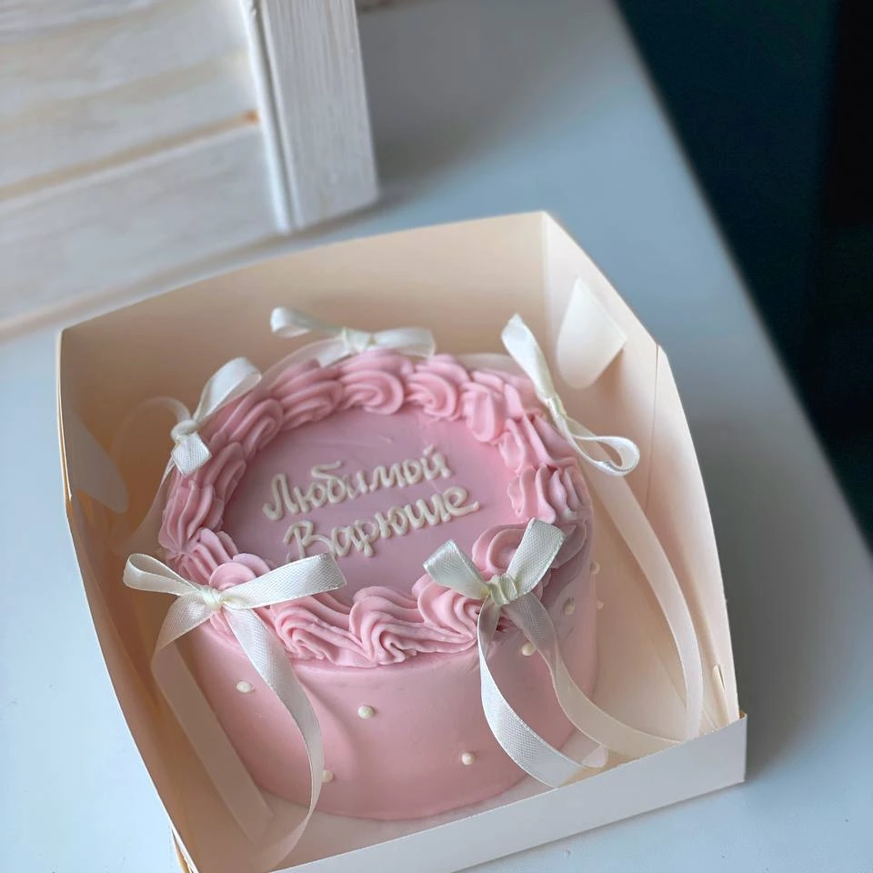 С белыми бантами - кондитерская Sweet Market в Комсомольск-на-Амуре заказать торт десерт пирожное онлайн