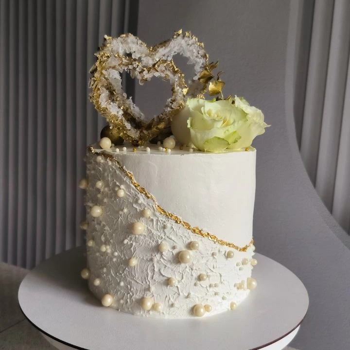 Свадебный торт с цветами и бусинами - кондитерская Iris cake kms Торты и десерты в Комсомольск-на-Амуре заказать торт десерт пирожное онлайн