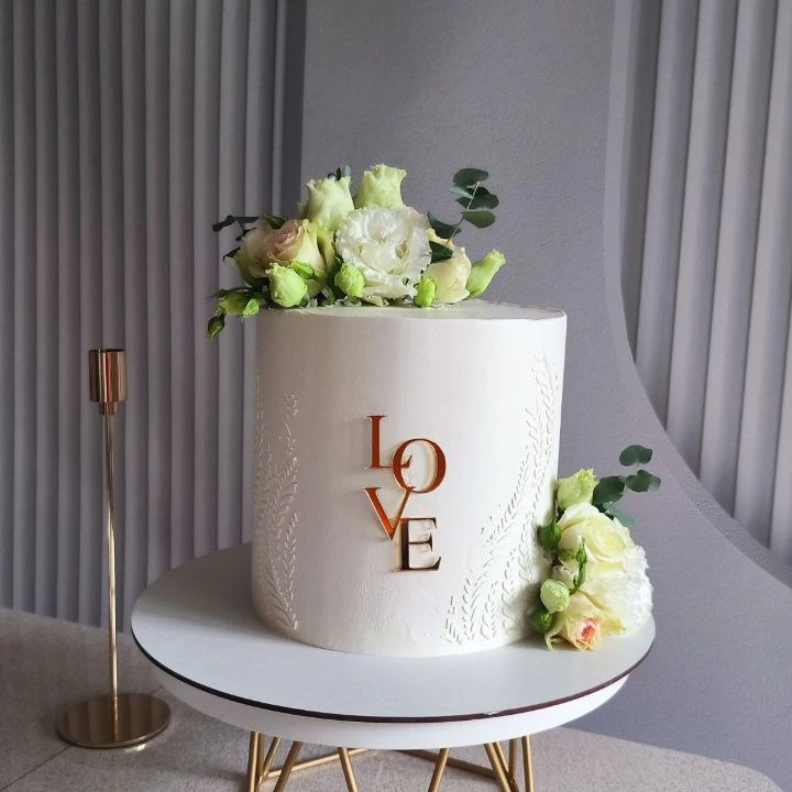 Свадебный торт с живыми цветами - кондитерская Iris cake kms Торты и десерты в Комсомольск-на-Амуре заказать торт десерт пирожное онлайн