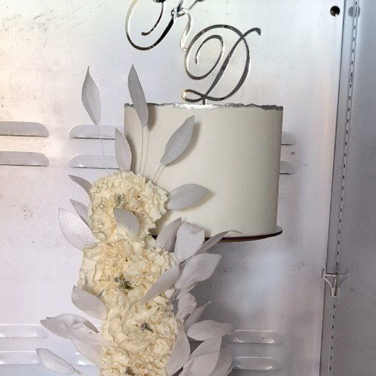 Свадебный торт парящий 3 яруса - кондитерская Iris cake kms Торты и десерты в Комсомольск-на-Амуре заказать торт десерт пирожное онлайн