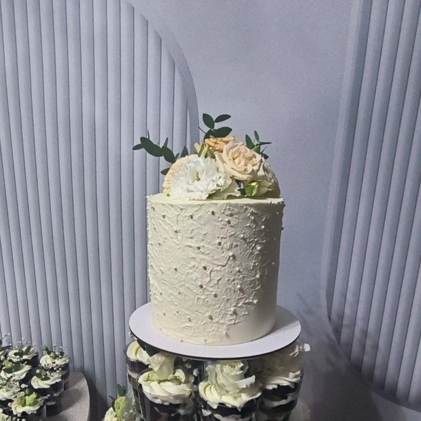 Свадебный торт с живыми цветами - кондитерская Iris cake kms Торты и десерты в Комсомольск-на-Амуре заказать торт десерт пирожное онлайн