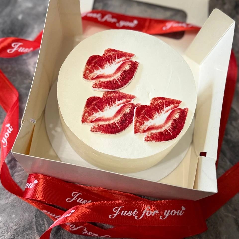 Поцелуи 💋 - кондитерская Alena desserts | Торт СПб | Клубника в шоколаде | Торт бомба | Бенто торт СПб в Санкт-Петербург заказать торт десерт пирожное онлайн