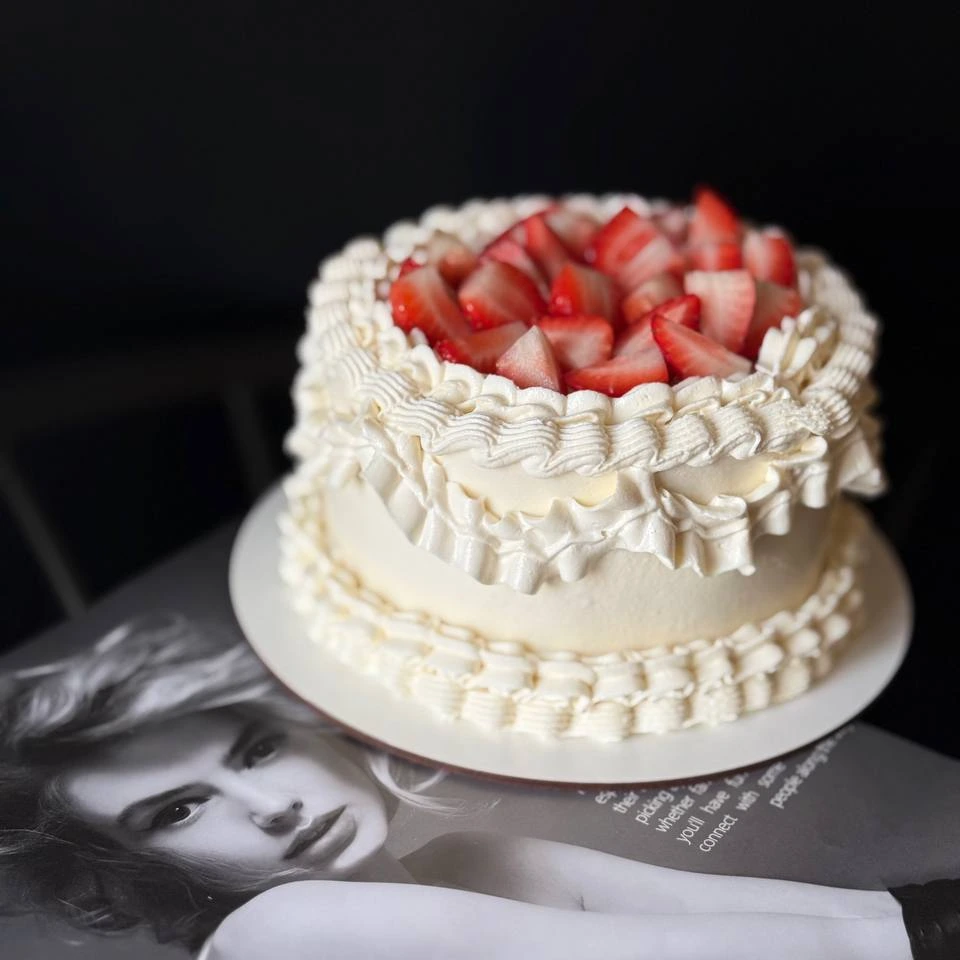 Ламбет с ягодой - кондитерская Alena desserts | Торт СПб | Клубника в шоколаде | Торт бомба | Бенто торт СПб в Санкт-Петербург заказать торт десерт пирожное онлайн