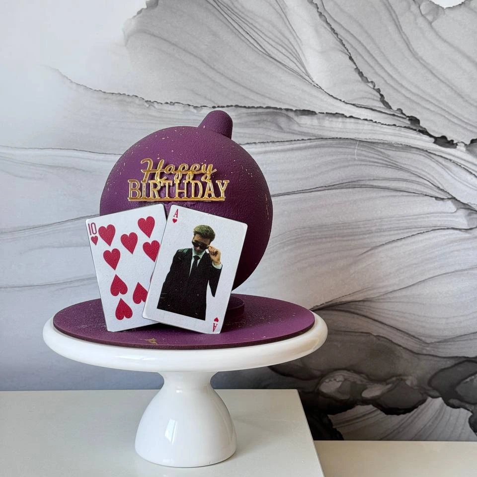 Торт бомба с картами - кондитерская Alena desserts | Торт СПб | Клубника в шоколаде | Торт бомба | Бенто торт СПб в Санкт-Петербург заказать торт десерт пирожное онлайн