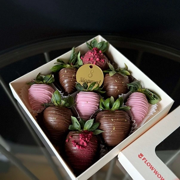 Клубника в шоколаде - кондитерская Alena desserts | Торт СПб | Клубника в шоколаде | Торт бомба | Бенто торт СПб в Санкт-Петербург заказать торт десерт пирожное онлайн