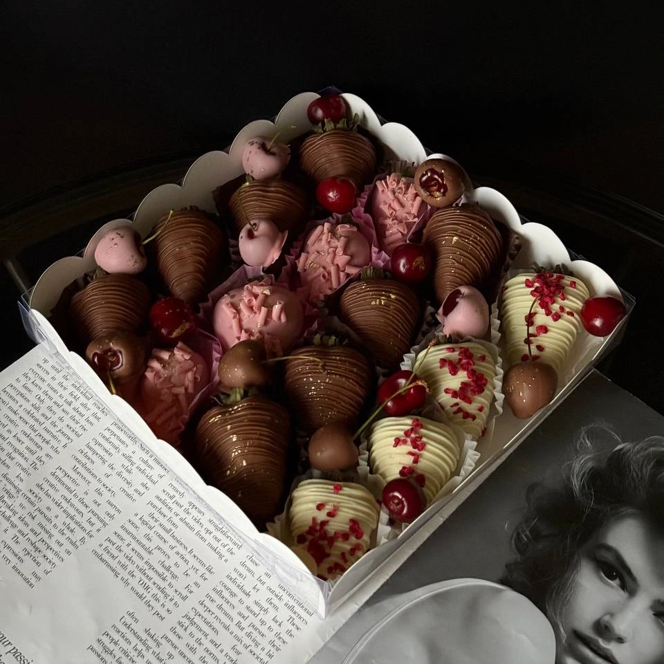 Клубника - кондитерская Alena desserts | Торт СПб | Клубника в шоколаде | Торт бомба | Бенто торт СПб в Санкт-Петербург заказать торт десерт пирожное онлайн