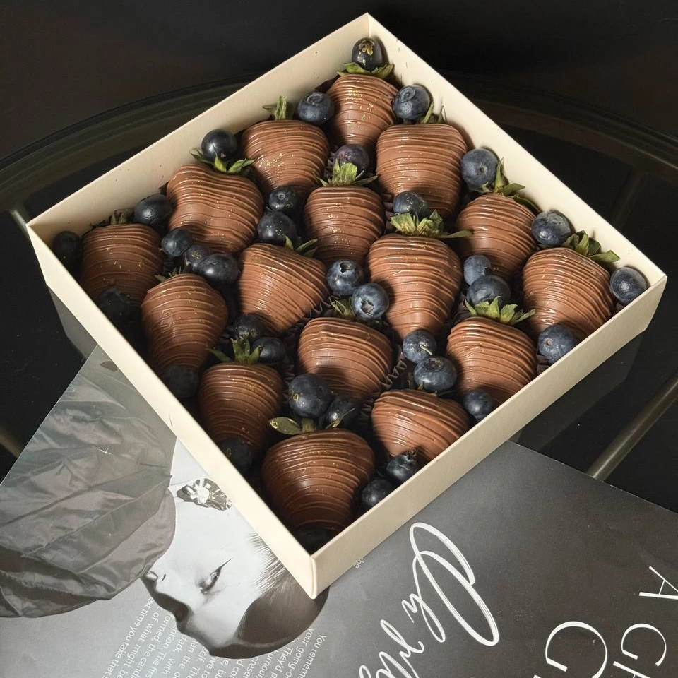 Клубника и голубика - кондитерская Alena desserts | Торт СПб | Клубника в шоколаде | Торт бомба | Бенто торт СПб в Санкт-Петербург заказать торт десерт пирожное онлайн