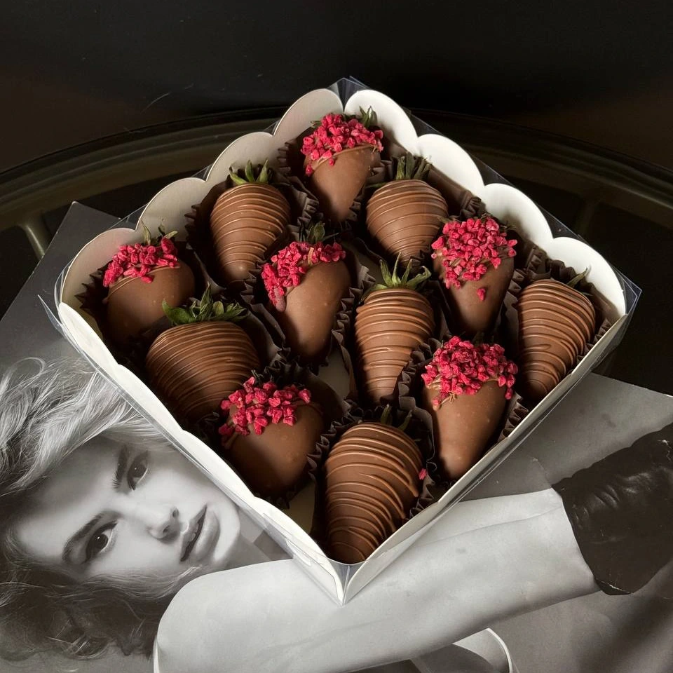 Клубника  - кондитерская Alena desserts | Торт СПб | Клубника в шоколаде | Торт бомба | Бенто торт СПб в Санкт-Петербург заказать торт десерт пирожное онлайн