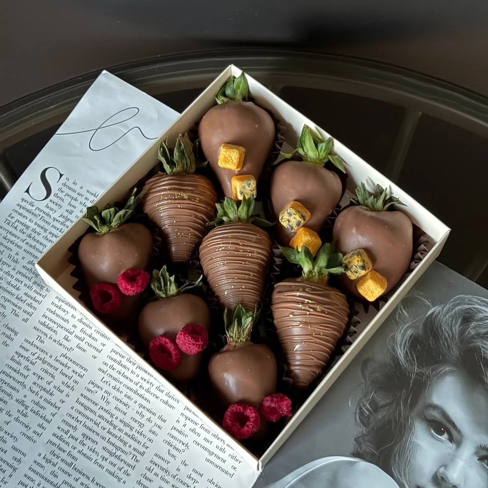 Клубника - кондитерская Alena desserts | Торт СПб | Клубника в шоколаде | Торт бомба | Бенто торт СПб в Санкт-Петербург заказать торт десерт пирожное онлайн