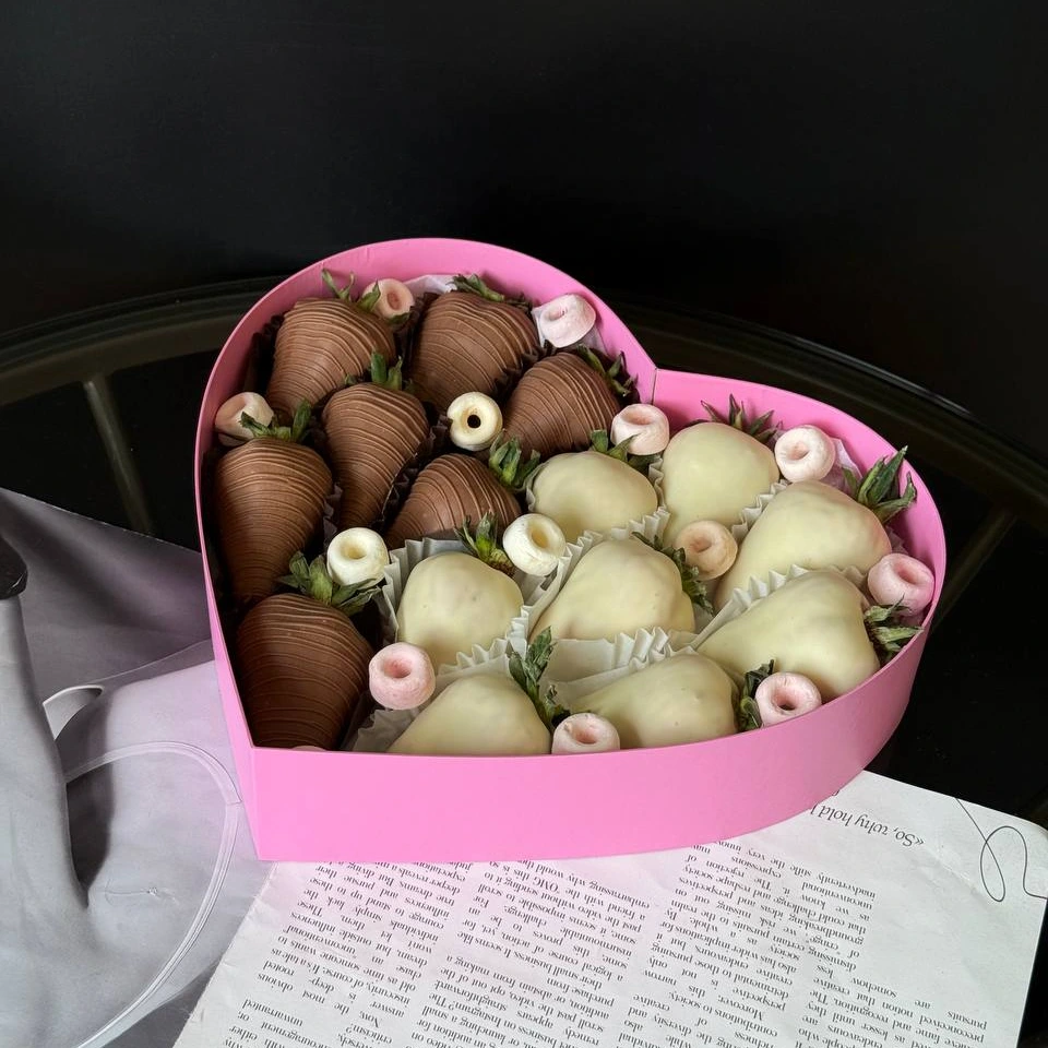 Клубника сердце в шоколаде - кондитерская Alena desserts | Торт СПб | Клубника в шоколаде | Торт бомба | Бенто торт СПб в Санкт-Петербург заказать торт десерт пирожное онлайн