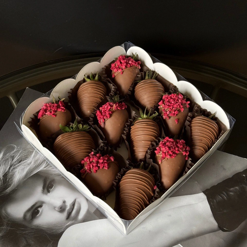 Клубника  - кондитерская Alena desserts | Торт СПб | Клубника в шоколаде | Торт бомба | Бенто торт СПб в Санкт-Петербург заказать торт десерт пирожное онлайн