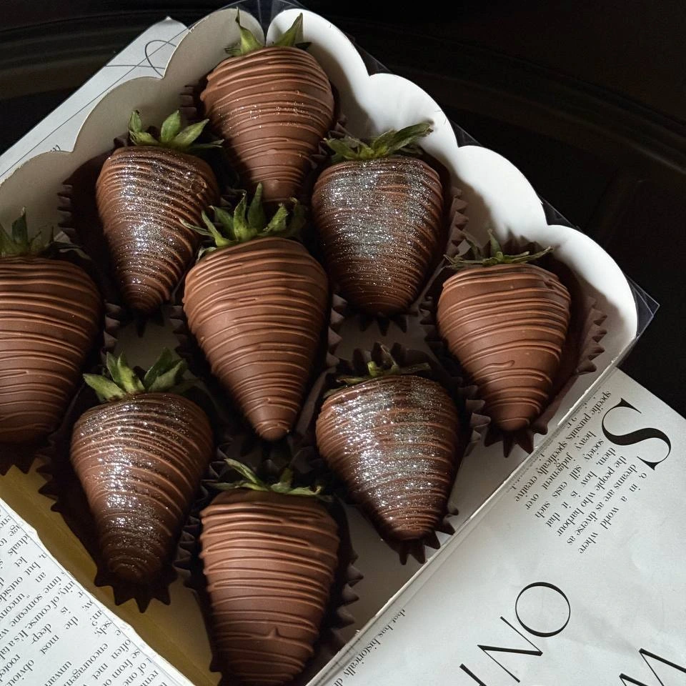 Клубника  - кондитерская Alena desserts | Торт СПб | Клубника в шоколаде | Торт бомба | Бенто торт СПб в Санкт-Петербург заказать торт десерт пирожное онлайн