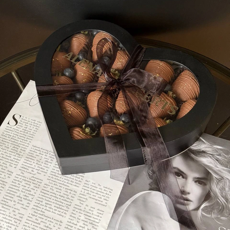 Клубника и голубика - кондитерская Alena desserts | Торт СПб | Клубника в шоколаде | Торт бомба | Бенто торт СПб в Санкт-Петербург заказать торт десерт пирожное онлайн