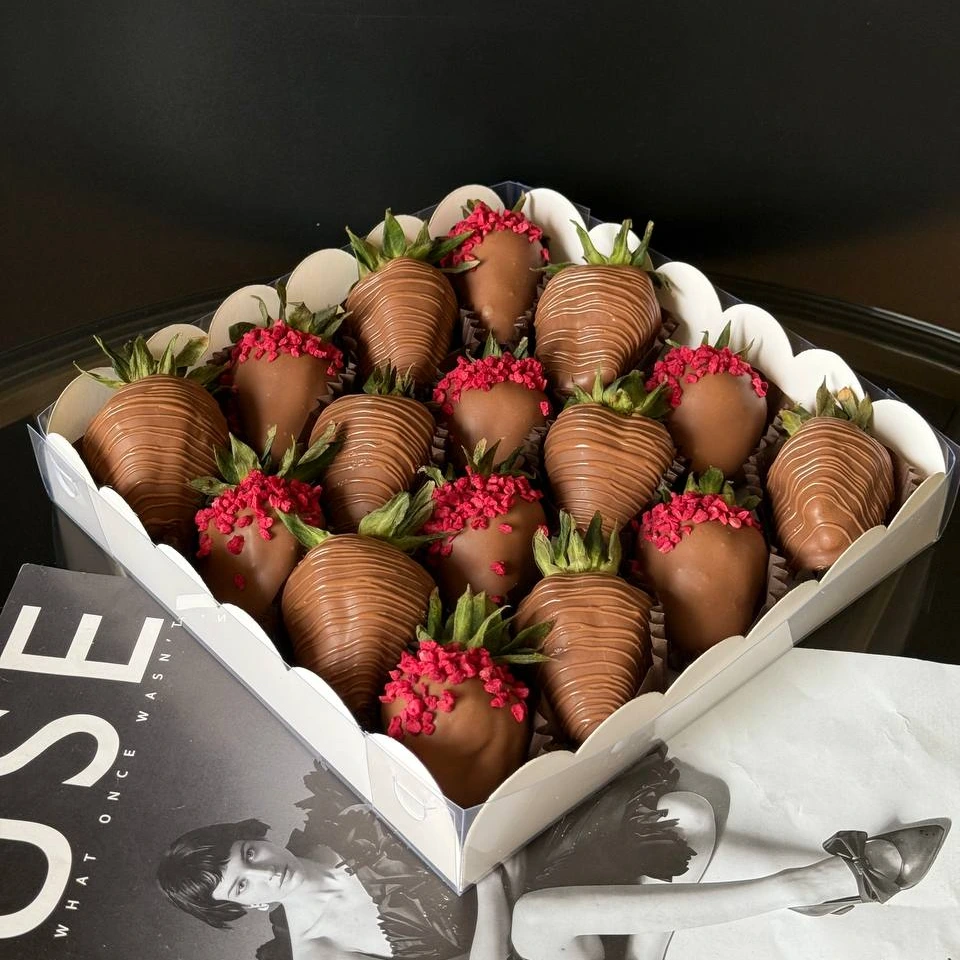 Клубника - кондитерская Alena desserts | Торт СПб | Клубника в шоколаде | Торт бомба | Бенто торт СПб в Санкт-Петербург заказать торт десерт пирожное онлайн