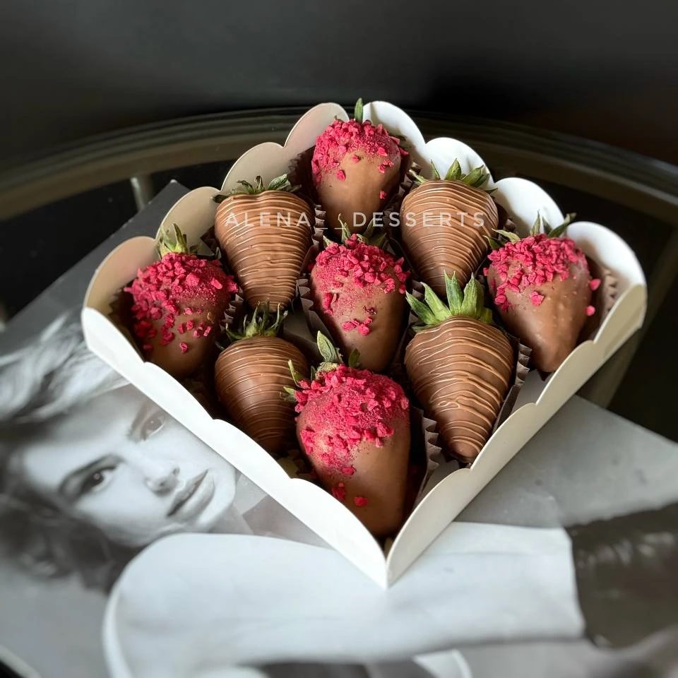 Клубника - кондитерская Alena desserts | Торт СПб | Клубника в шоколаде | Торт бомба | Бенто торт СПб в Санкт-Петербург заказать торт десерт пирожное онлайн