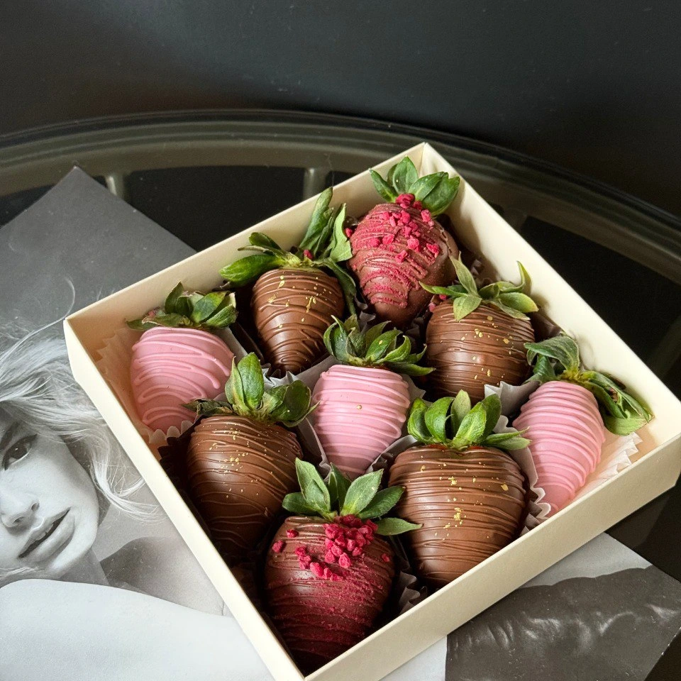 Клубника - кондитерская Alena desserts | Торт СПб | Клубника в шоколаде | Торт бомба | Бенто торт СПб в Санкт-Петербург заказать торт десерт пирожное онлайн