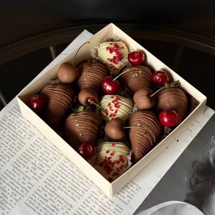 Клубника - кондитерская Alena desserts | Торт СПб | Клубника в шоколаде | Торт бомба | Бенто торт СПб в Санкт-Петербург заказать торт десерт пирожное онлайн