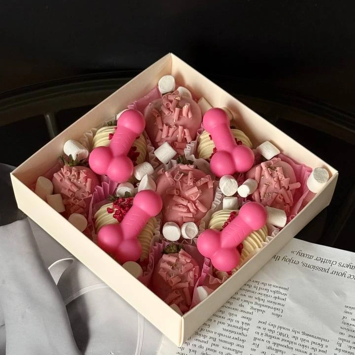 Клубника в шоколаде для девочек - кондитерская Alena desserts | Торт СПб | Клубника в шоколаде | Торт бомба | Бенто торт СПб в Санкт-Петербург заказать торт десерт пирожное онлайн