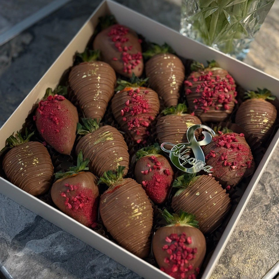 Клубника - кондитерская Alena desserts | Торт СПб | Клубника в шоколаде | Торт бомба | Бенто торт СПб в Санкт-Петербург заказать торт десерт пирожное онлайн