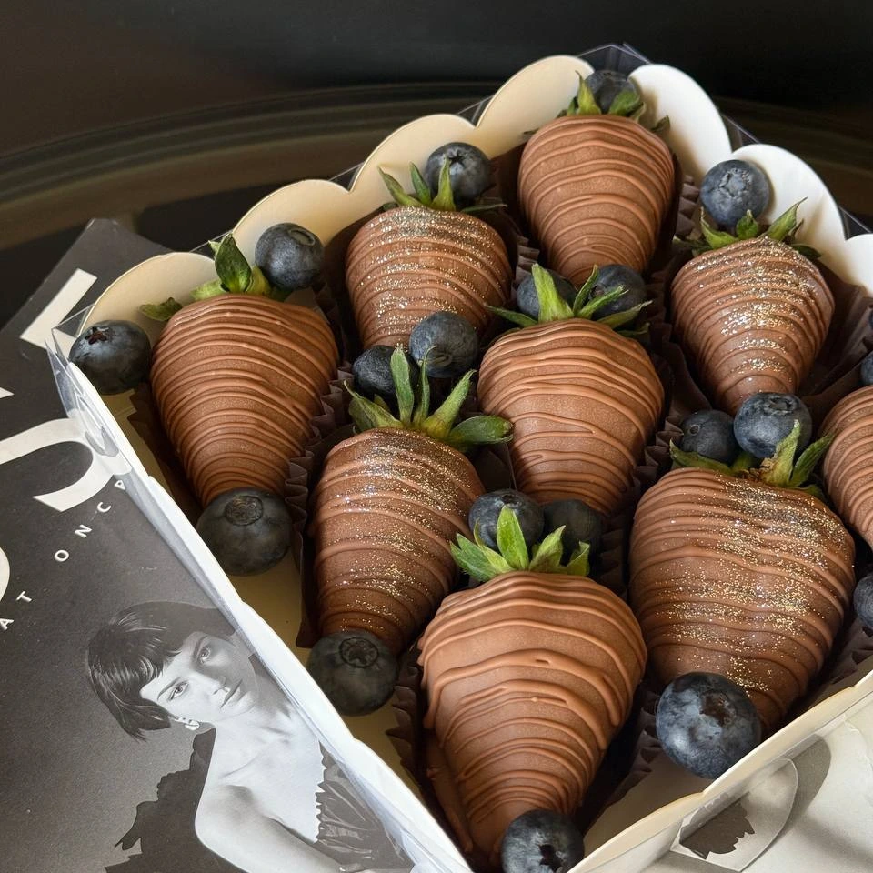 Клубника и голубика - кондитерская Alena desserts | Торт СПб | Клубника в шоколаде | Торт бомба | Бенто торт СПб в Санкт-Петербург заказать торт десерт пирожное онлайн