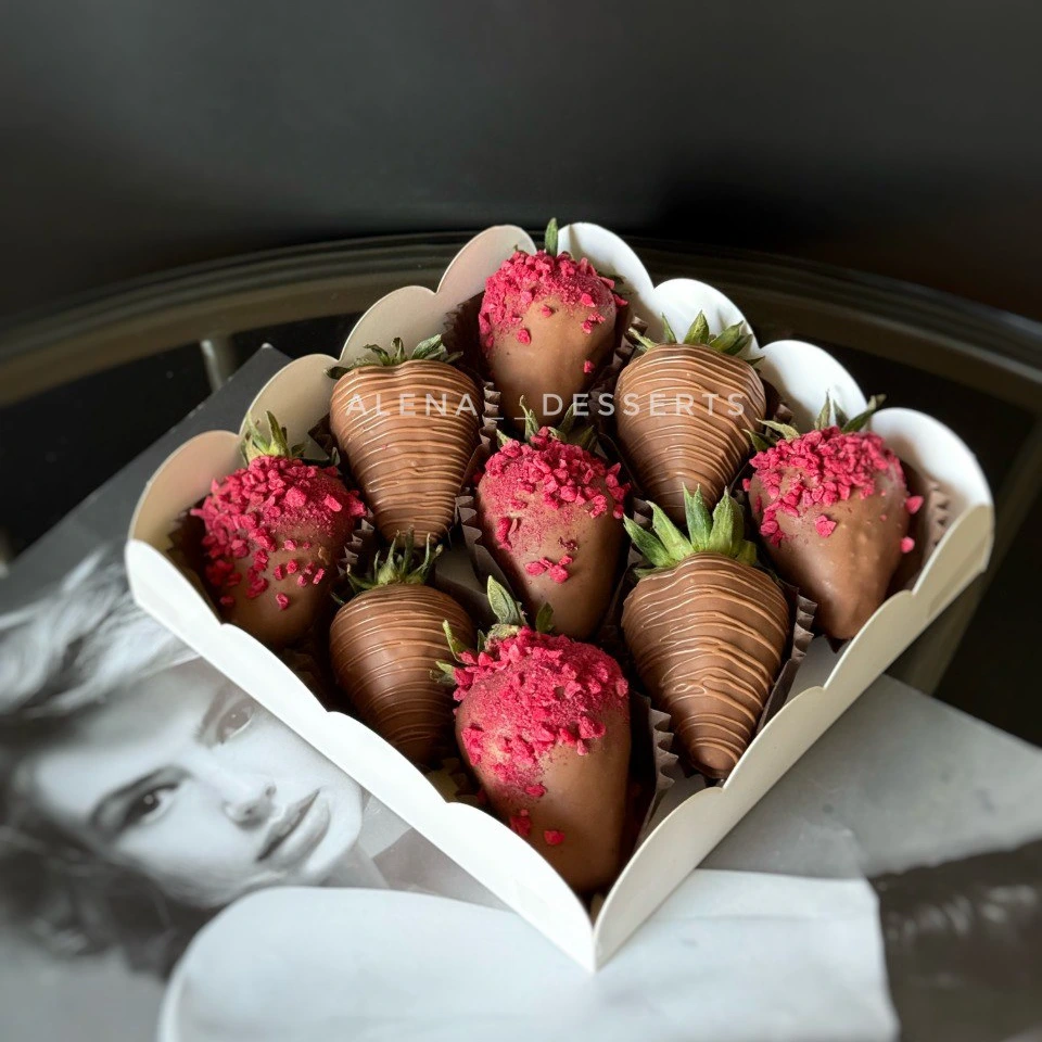 Клубника - кондитерская Alena desserts | Торт СПб | Клубника в шоколаде | Торт бомба | Бенто торт СПб в Санкт-Петербург заказать торт десерт пирожное онлайн