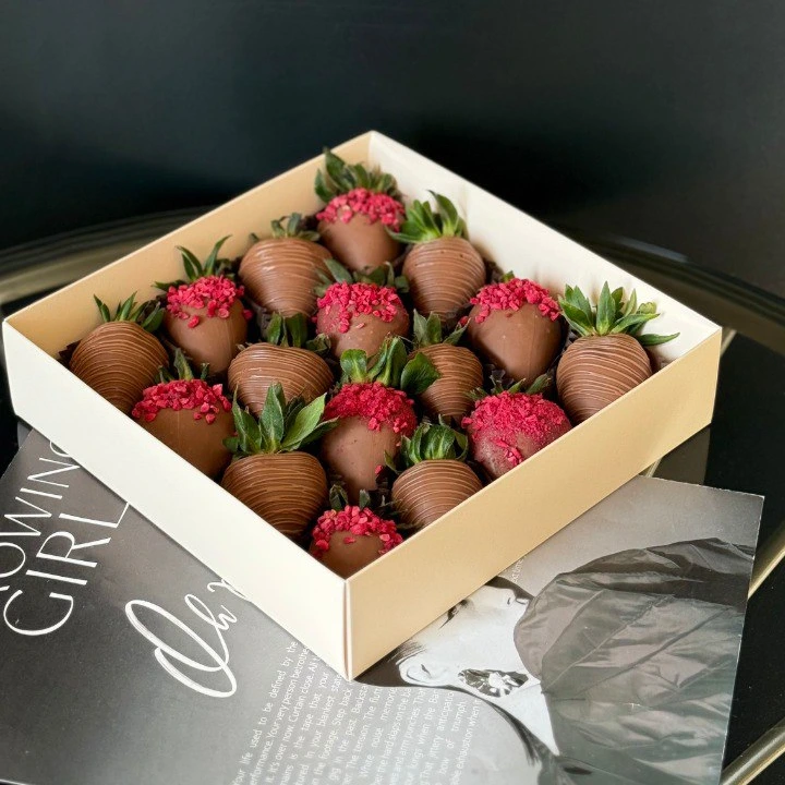 Клубника - кондитерская Alena desserts | Торт СПб | Клубника в шоколаде | Торт бомба | Бенто торт СПб в Санкт-Петербург заказать торт десерт пирожное онлайн