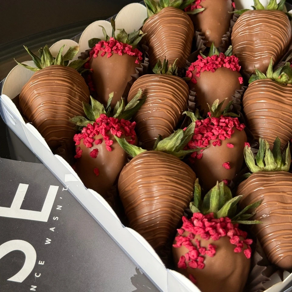 Клубника - кондитерская Alena desserts | Торт СПб | Клубника в шоколаде | Торт бомба | Бенто торт СПб в Санкт-Петербург заказать торт десерт пирожное онлайн