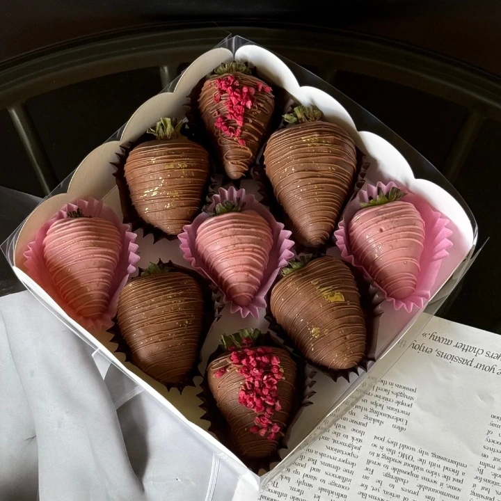 Клубника - кондитерская Alena desserts | Торт СПб | Клубника в шоколаде | Торт бомба | Бенто торт СПб в Санкт-Петербург заказать торт десерт пирожное онлайн