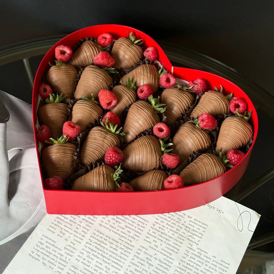 Клубника в шоколаде с малиной сердце  - кондитерская Alena desserts | Торт СПб | Клубника в шоколаде | Торт бомба | Бенто торт СПб в Санкт-Петербург заказать торт десерт пирожное онлайн