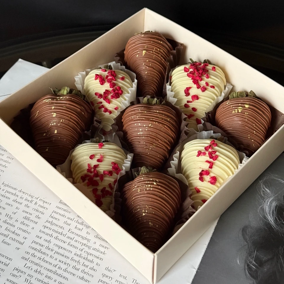 Клубника 9 шт - кондитерская Alena desserts | Торт СПб | Клубника в шоколаде | Торт бомба | Бенто торт СПб в Санкт-Петербург заказать торт десерт пирожное онлайн