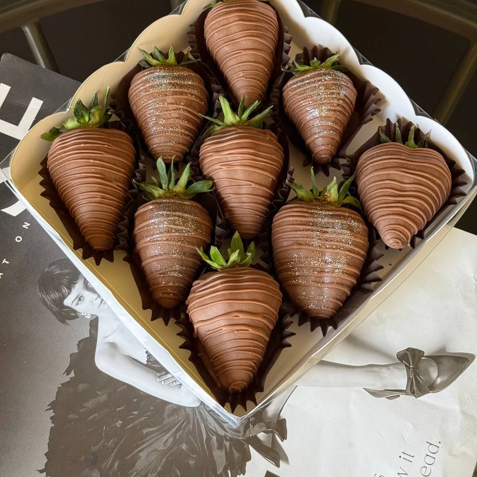 Клубника  - кондитерская Alena desserts | Торт СПб | Клубника в шоколаде | Торт бомба | Бенто торт СПб в Санкт-Петербург заказать торт десерт пирожное онлайн