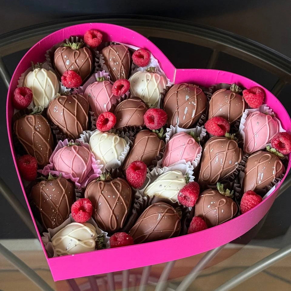 Клубника сердце в шоколаде - кондитерская Alena desserts | Торт СПб | Клубника в шоколаде | Торт бомба | Бенто торт СПб в Санкт-Петербург заказать торт десерт пирожное онлайн