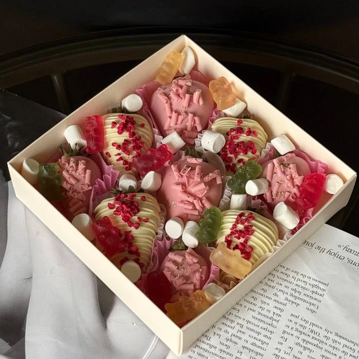 Клубника для девочек - кондитерская Alena desserts | Торт СПб | Клубника в шоколаде | Торт бомба | Бенто торт СПб в Санкт-Петербург заказать торт десерт пирожное онлайн