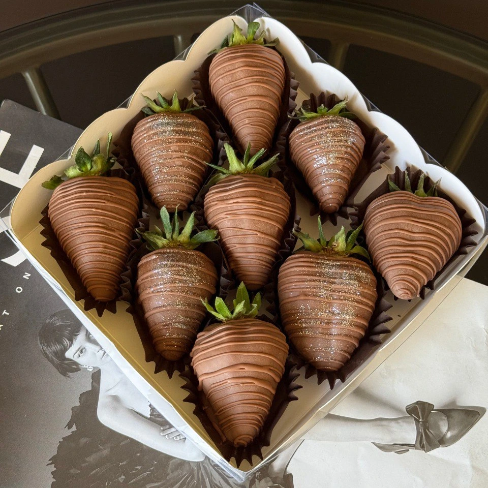 Клубника 9 шт - кондитерская Alena desserts | Торт СПб | Клубника в шоколаде | Торт бомба | Бенто торт СПб в Санкт-Петербург заказать торт десерт пирожное онлайн