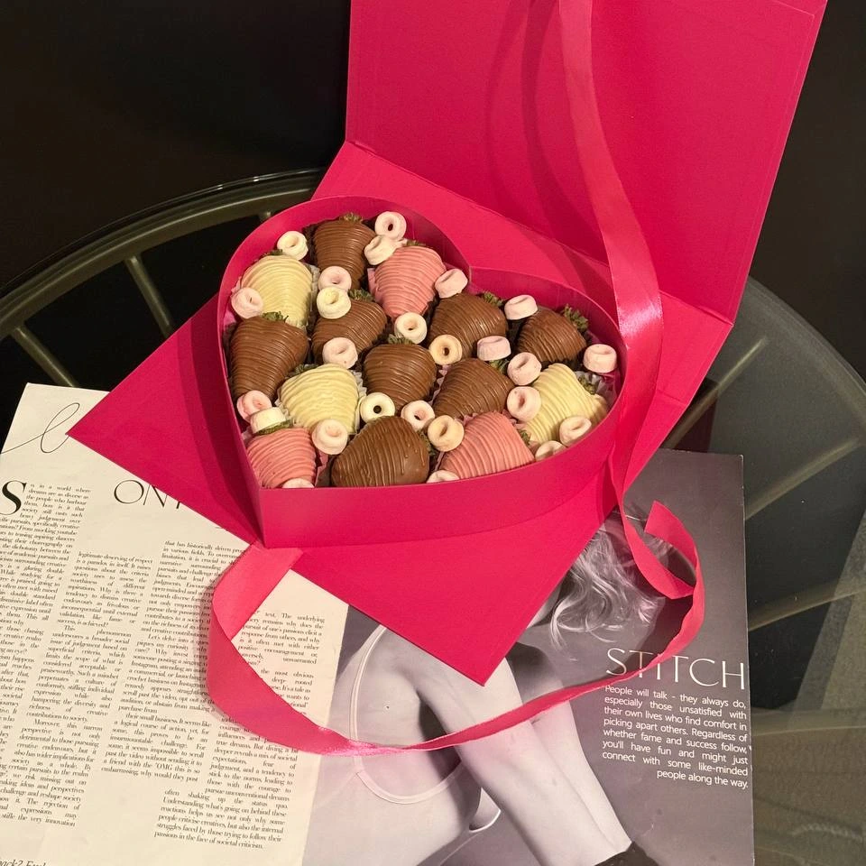 Клубника - кондитерская Alena desserts | Торт СПб | Клубника в шоколаде | Торт бомба | Бенто торт СПб в Санкт-Петербург заказать торт десерт пирожное онлайн