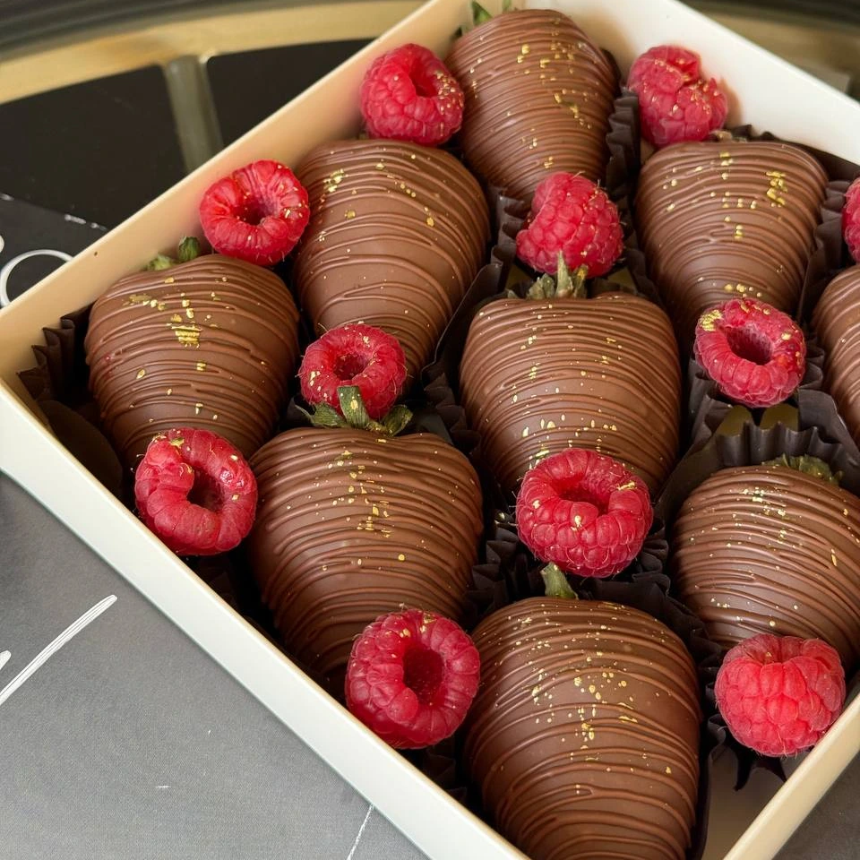 Клубника в шоколаде с малиной - кондитерская Alena desserts | Торт СПб | Клубника в шоколаде | Торт бомба | Бенто торт СПб в Санкт-Петербург заказать торт десерт пирожное онлайн