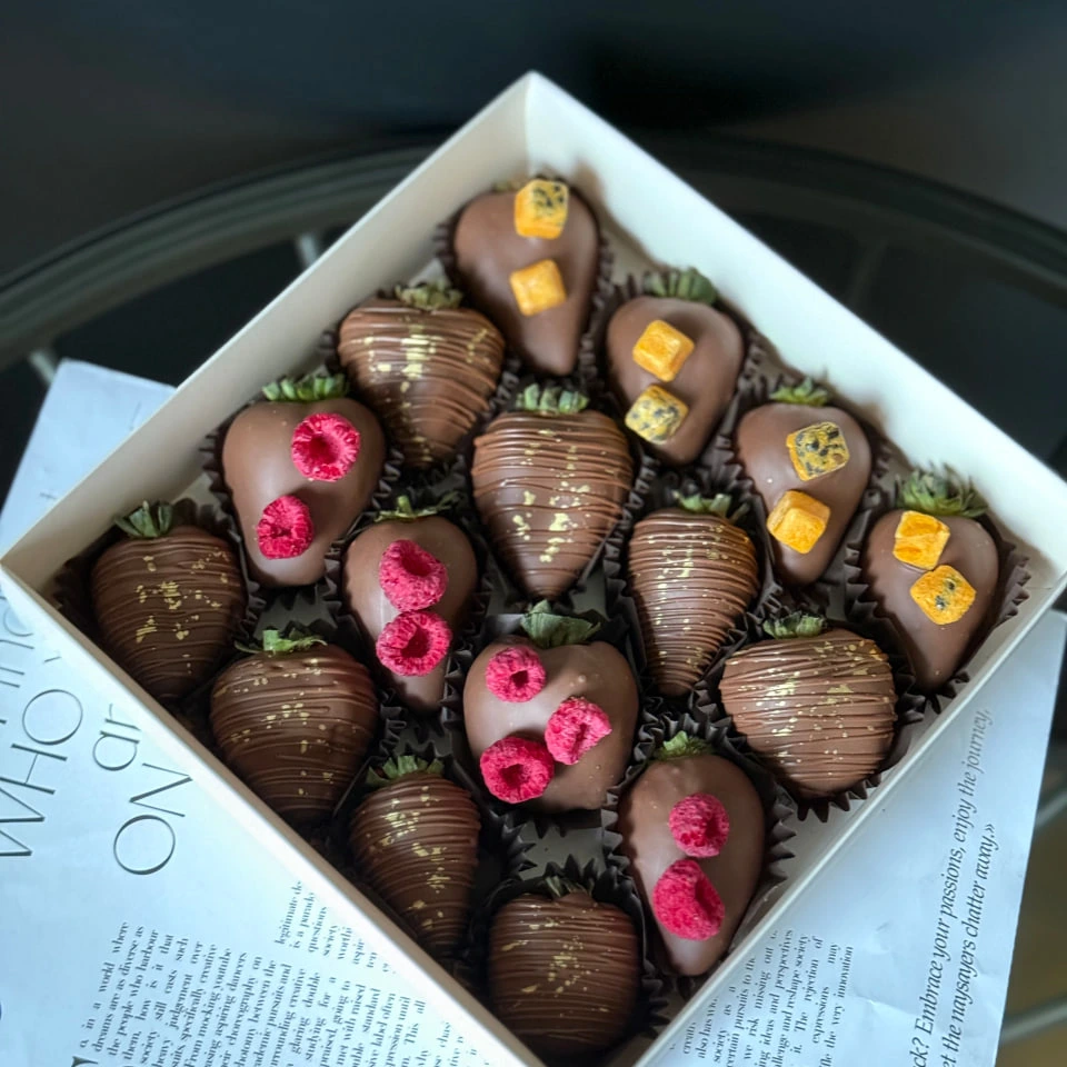 Клубника - кондитерская Alena desserts | Торт СПб | Клубника в шоколаде | Торт бомба | Бенто торт СПб в Санкт-Петербург заказать торт десерт пирожное онлайн