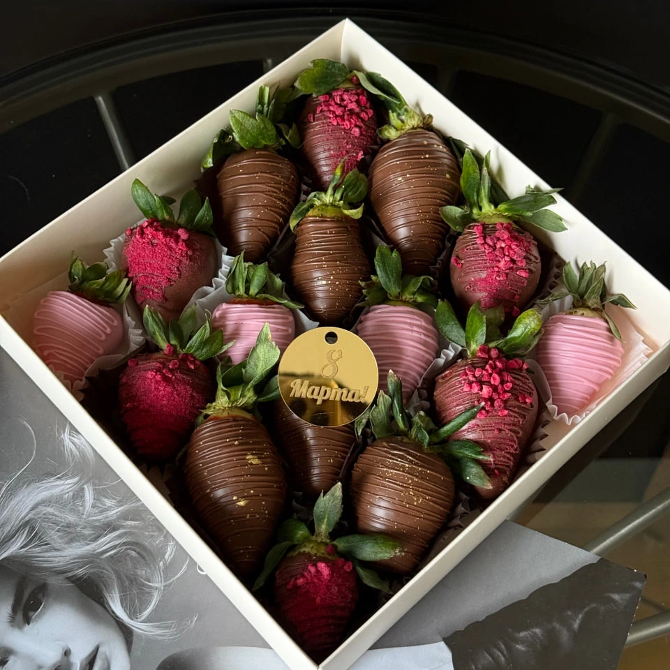 Клубника  - кондитерская Alena desserts | Торт СПб | Клубника в шоколаде | Торт бомба | Бенто торт СПб в Санкт-Петербург заказать торт десерт пирожное онлайн