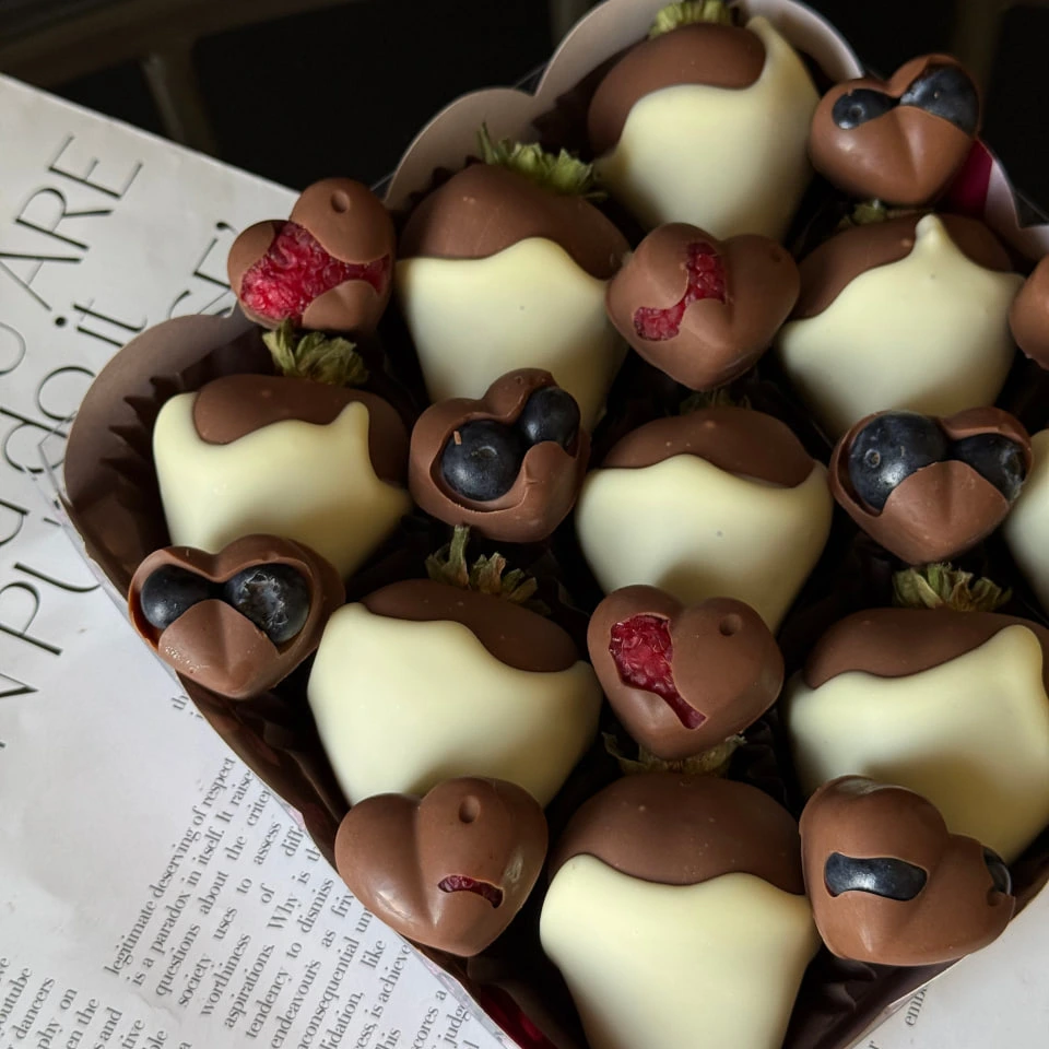 Клубника в двойном шоколаде - кондитерская Alena desserts | Торт СПб | Клубника в шоколаде | Торт бомба | Бенто торт СПб в Санкт-Петербург заказать торт десерт пирожное онлайн