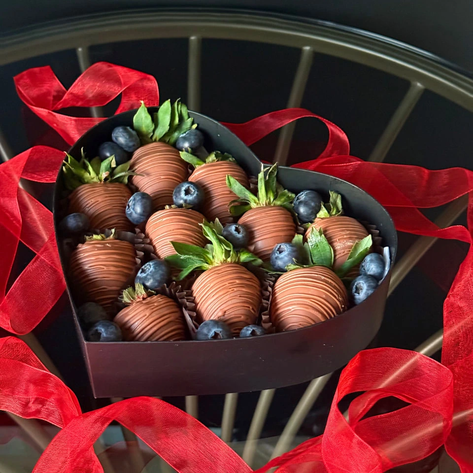 Клубника и голубика - кондитерская Alena desserts | Торт СПб | Клубника в шоколаде | Торт бомба | Бенто торт СПб в Санкт-Петербург заказать торт десерт пирожное онлайн