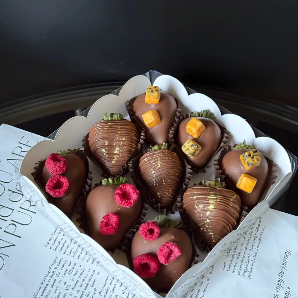 Клубника - кондитерская Alena desserts | Торт СПб | Клубника в шоколаде | Торт бомба | Бенто торт СПб в Санкт-Петербург заказать торт десерт пирожное онлайн