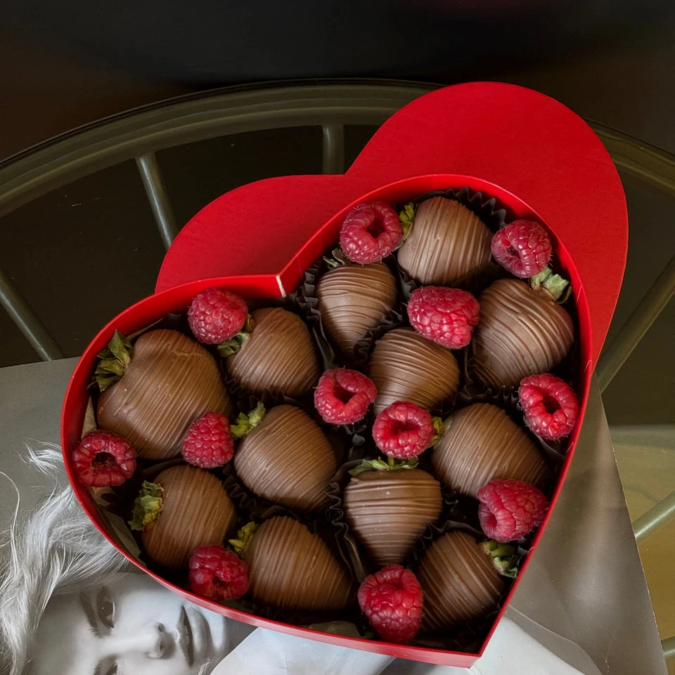 Сердце с малиной - кондитерская Alena desserts | Торт СПб | Клубника в шоколаде | Торт бомба | Бенто торт СПб в Санкт-Петербург заказать торт десерт пирожное онлайн