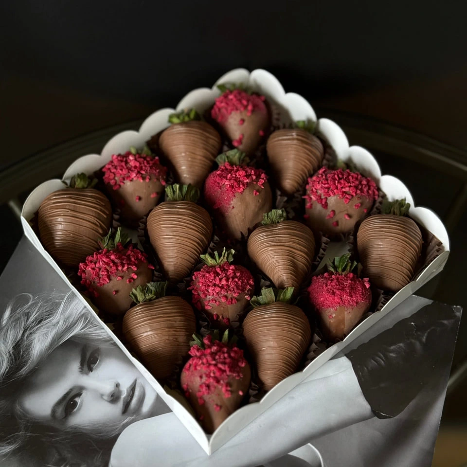 Клубника - кондитерская Alena desserts | Торт СПб | Клубника в шоколаде | Торт бомба | Бенто торт СПб в Санкт-Петербург заказать торт десерт пирожное онлайн