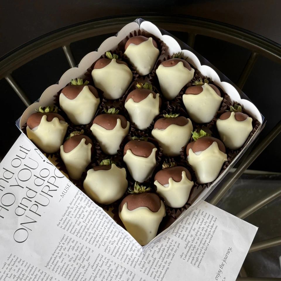 Клубника в двойном шоколаде - кондитерская Alena desserts | Торт СПб | Клубника в шоколаде | Торт бомба | Бенто торт СПб в Санкт-Петербург заказать торт десерт пирожное онлайн