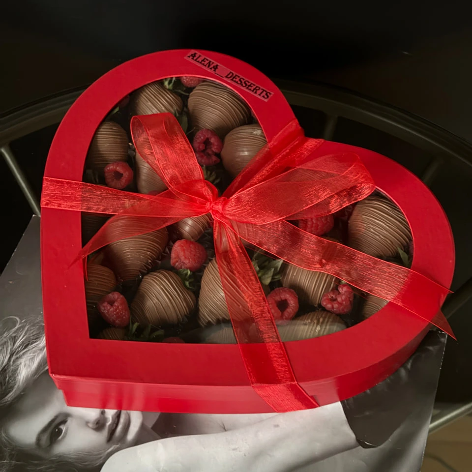 Клубника с малиной - кондитерская Alena desserts | Торт СПб | Клубника в шоколаде | Торт бомба | Бенто торт СПб в Санкт-Петербург заказать торт десерт пирожное онлайн