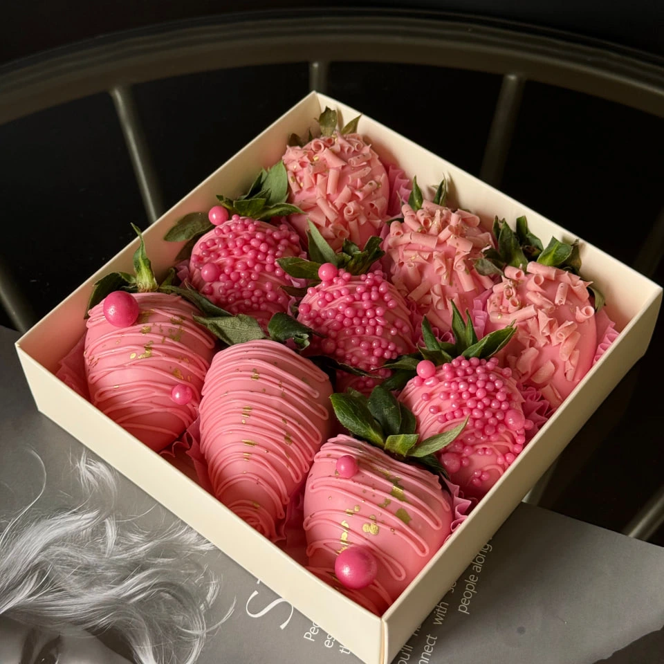 Клубника - кондитерская Alena desserts | Торт СПб | Клубника в шоколаде | Торт бомба | Бенто торт СПб в Санкт-Петербург заказать торт десерт пирожное онлайн