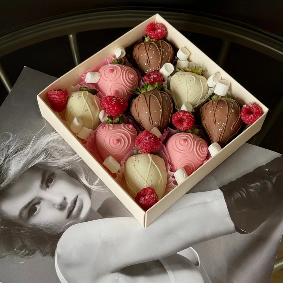 Клубника - кондитерская Alena desserts | Торт СПб | Клубника в шоколаде | Торт бомба | Бенто торт СПб в Санкт-Петербург заказать торт десерт пирожное онлайн