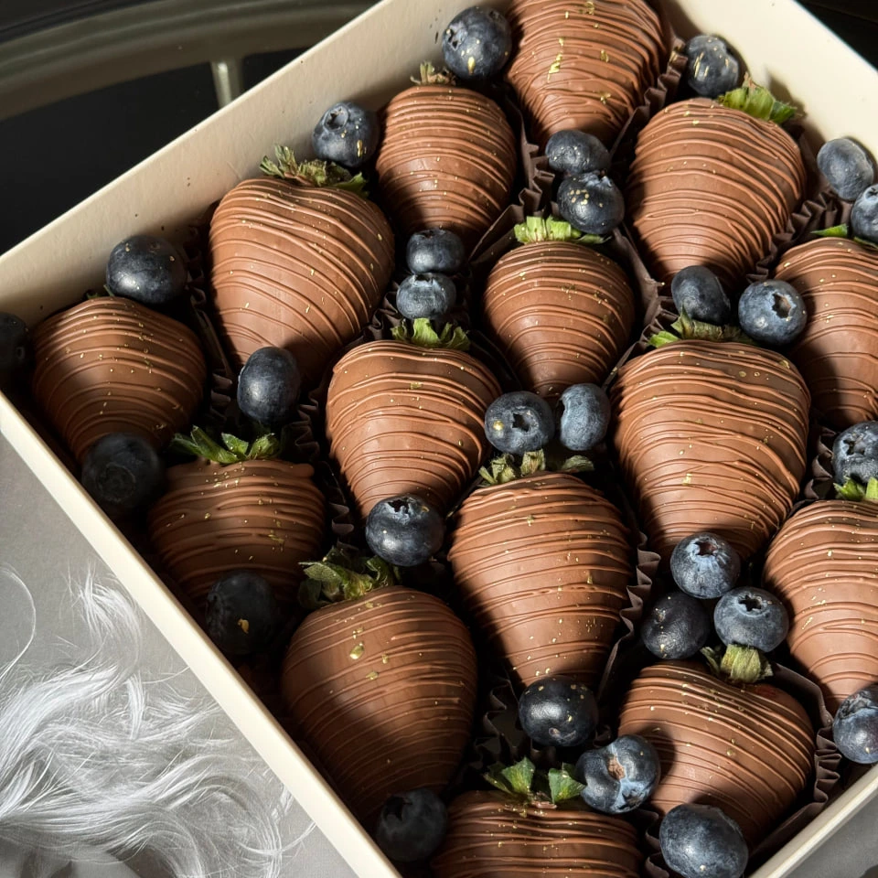 Клубника и голубика - кондитерская Alena desserts | Торт СПб | Клубника в шоколаде | Торт бомба | Бенто торт СПб в Санкт-Петербург заказать торт десерт пирожное онлайн