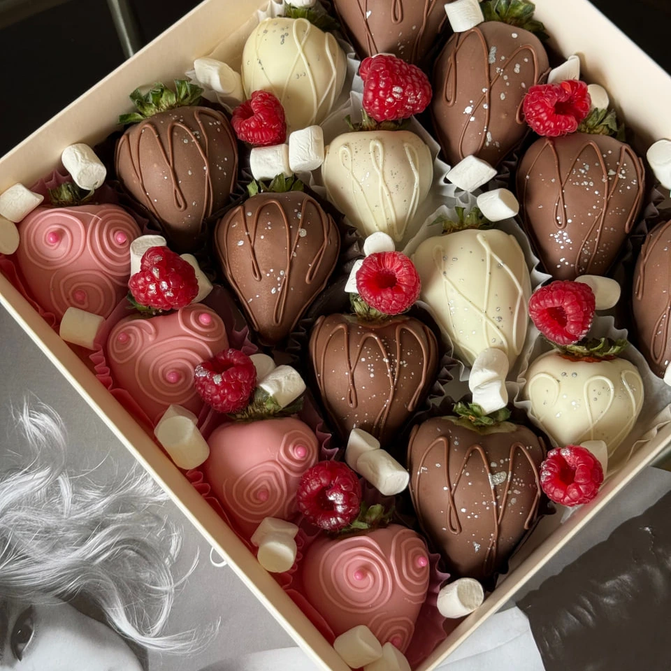 Клубника  - кондитерская Alena desserts | Торт СПб | Клубника в шоколаде | Торт бомба | Бенто торт СПб в Санкт-Петербург заказать торт десерт пирожное онлайн