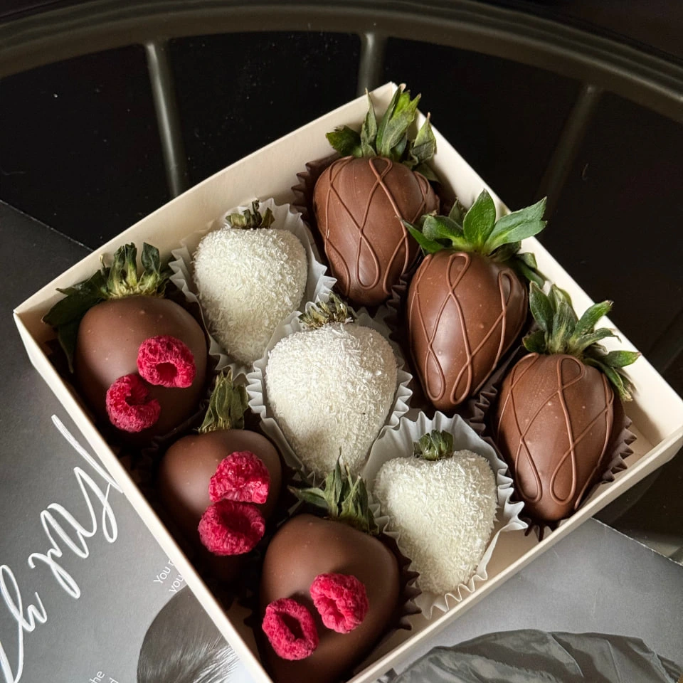 Клубника в шоколаде  - кондитерская Alena desserts | Торт СПб | Клубника в шоколаде | Торт бомба | Бенто торт СПб в Санкт-Петербург заказать торт десерт пирожное онлайн